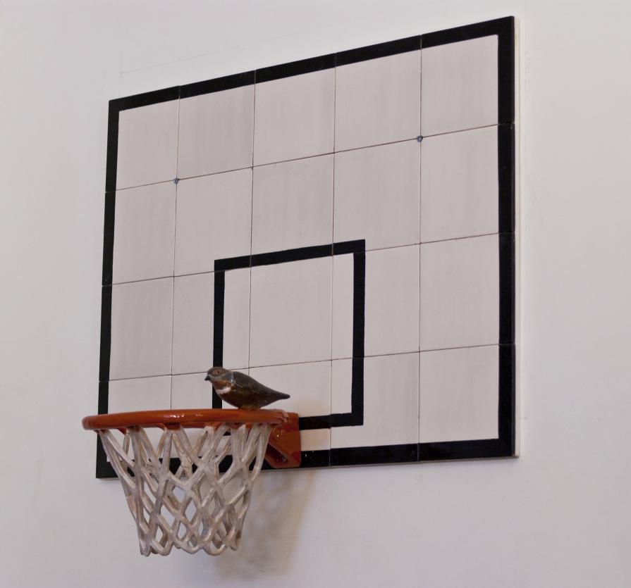 canestro da basket con uccellino