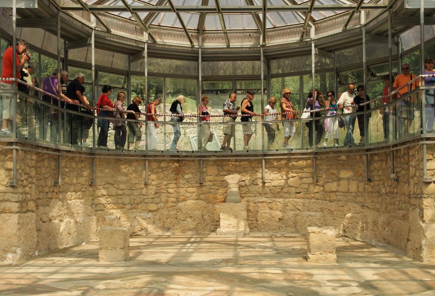 Scena di turisti in visita al triclinium