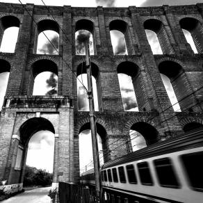 Acquedotto Vanvitelliano e treno, Caserta