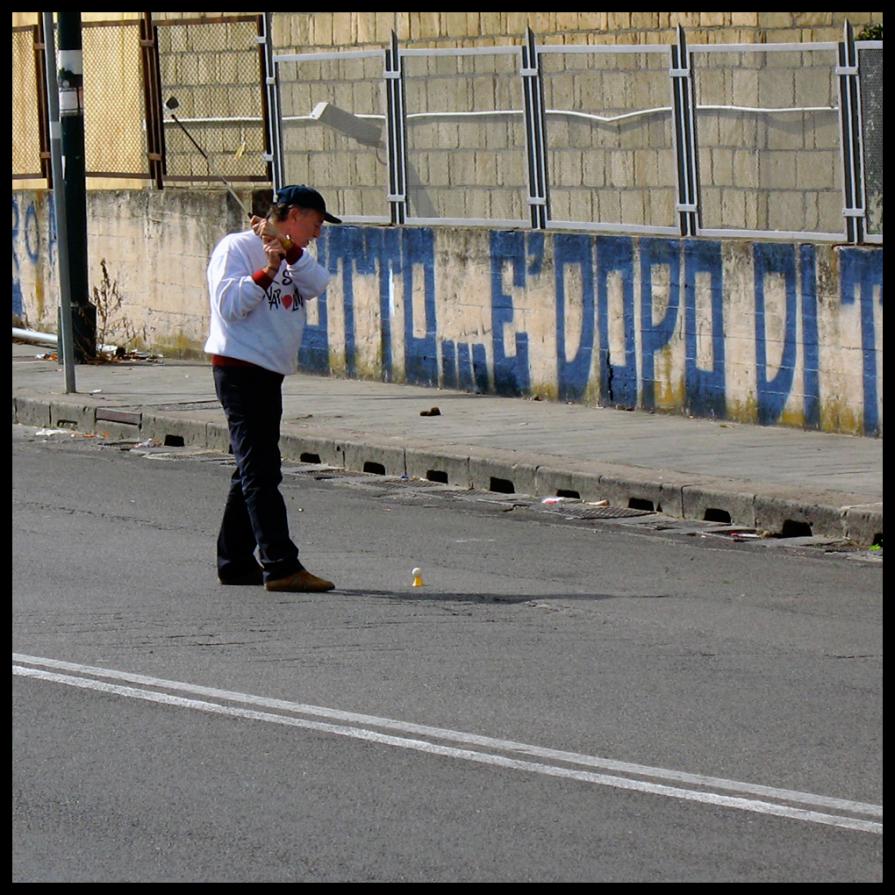 Augusto De Luca, gioca a Golf nelle buche stradali di Napoli. 3