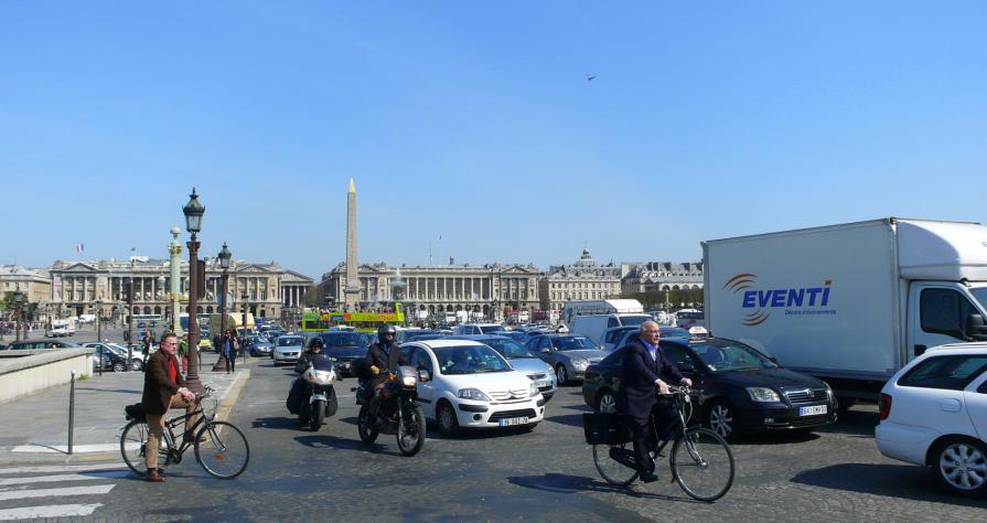 A Paris en vélo on dépasse les autos !