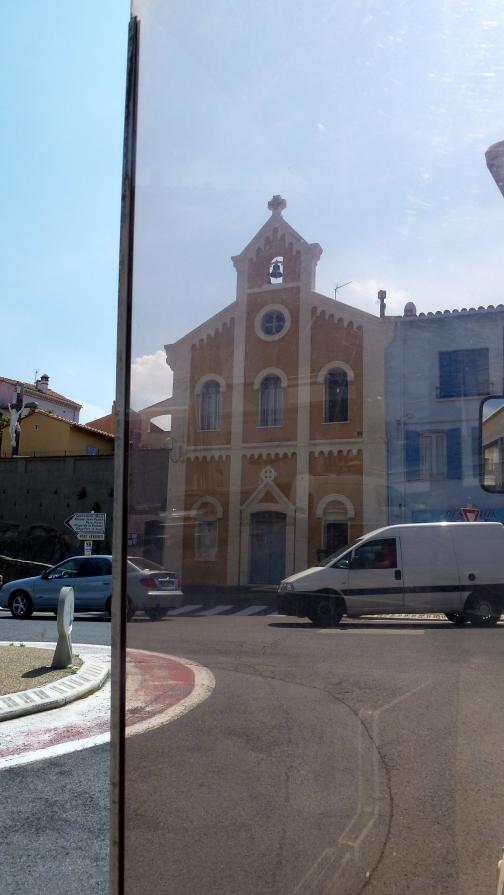 A travers la vitre : le temple prostestant de Collioure