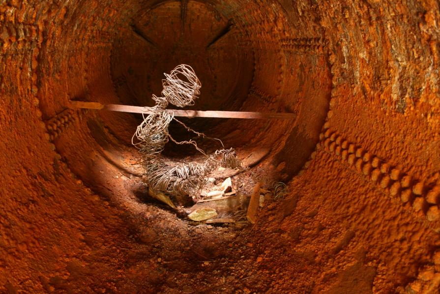 Fragile all'interno di un ex cisterna per l'acqua in una ferrovia abbandonata.