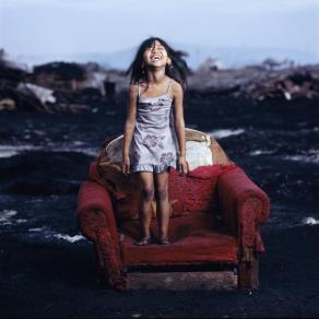 Smokey Mountain - Children of a charcoal burners' camp in Manila © Hartmut Schwarzbach