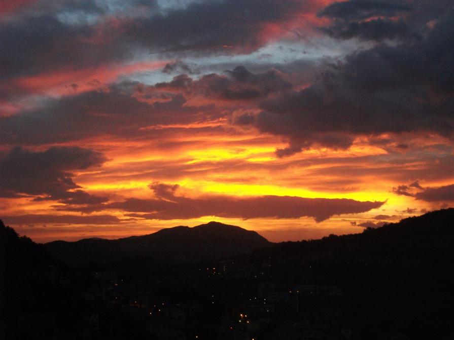 "ROSSO DI MATTINA BRUTTO TEMPO S'AVVICINA".2