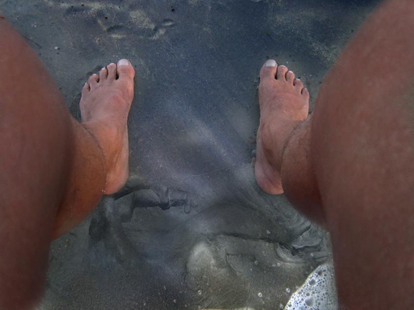 abasso lo sguardo che vedo in spiaggia ??? Petrolio.....