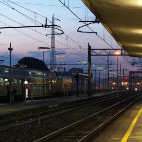 Stazione ferroviaria all'alba