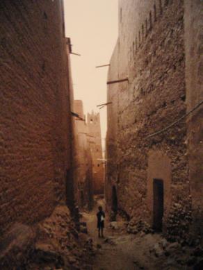 BAMBINO IN UN VICOLO DI AIT BEN-HADDOU (MAROC)