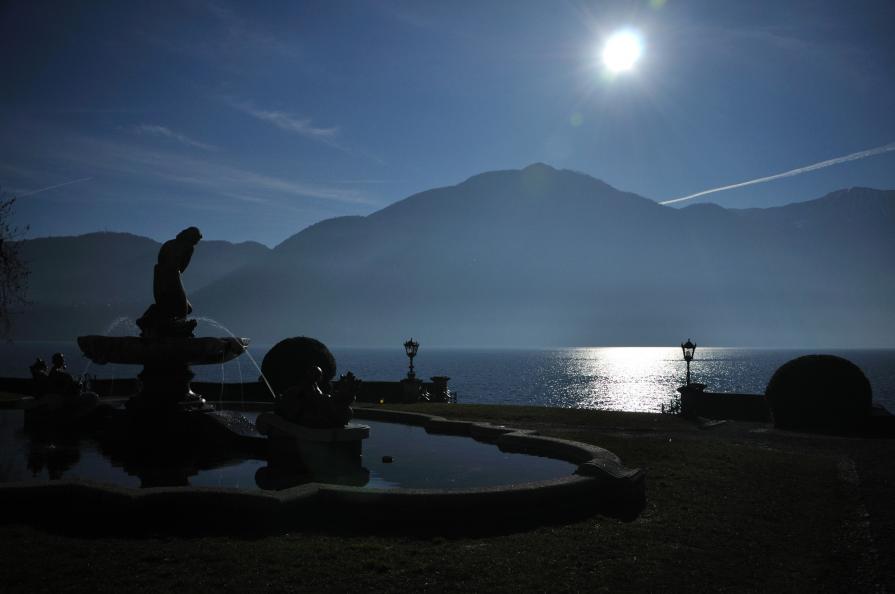 Luce,controluce e nebbia sul lago di Como