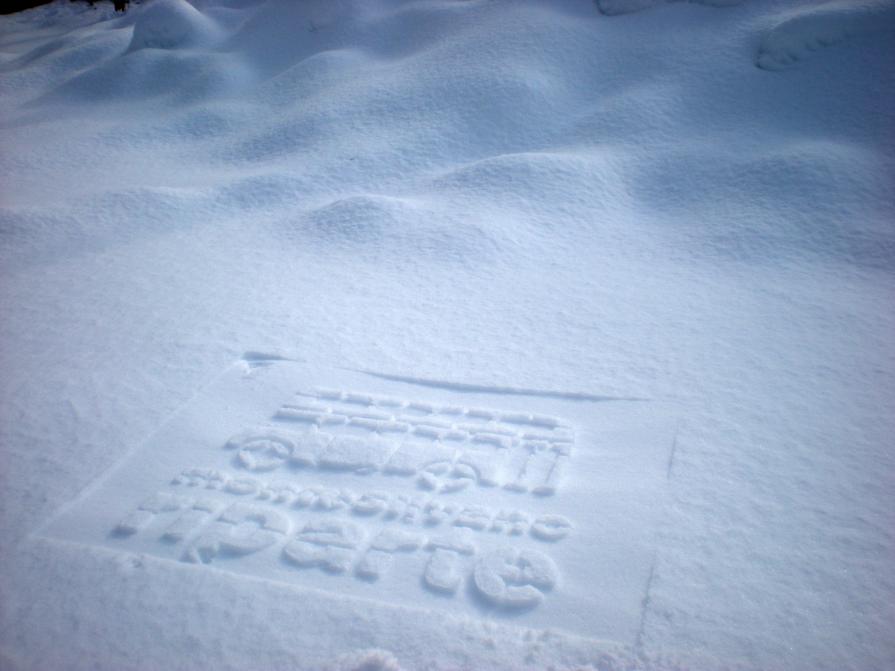 Esperimenti di comunicazione: guerriglia con stencil su neve.