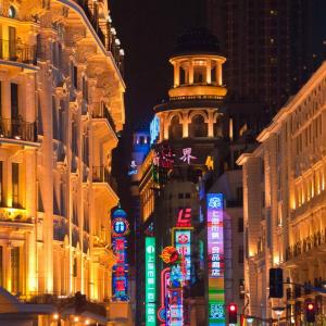 China. Shanghai. Contrasts between old and new 1/2