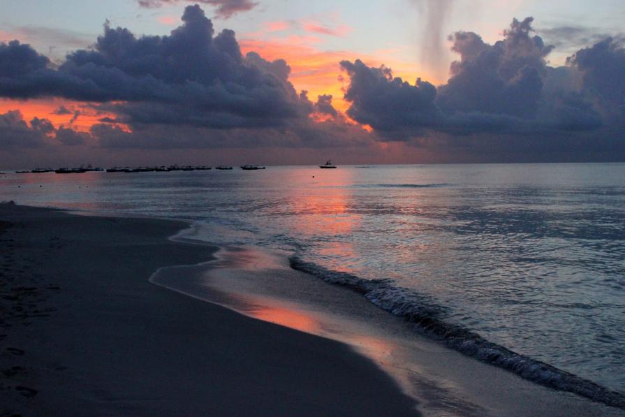 Amanecer con barcos