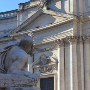 #Rome, #PiazzaNavona. Les #marchès de #Noel sont disparus et les touristes français sont deçu.