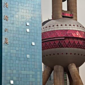 China. Shanghai. Contrasts between old and new 1/2