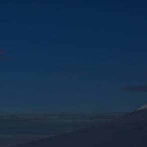 The moon dancing with Popocatépetl