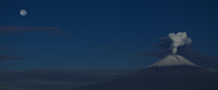 The moon dancing with Popocatépetl