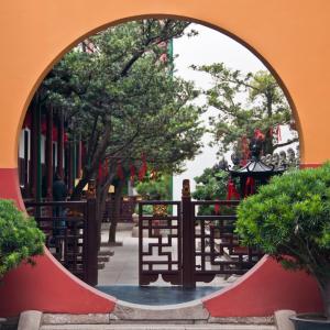 China. Shanghai. Contrasts between old and new 1/2