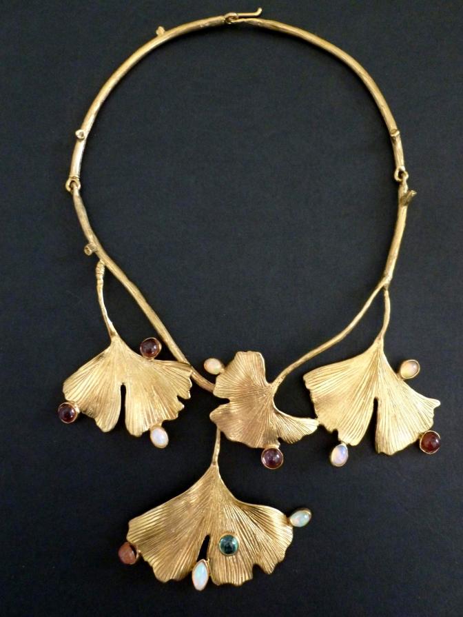 Collana di foglie di ginkgo e pietre