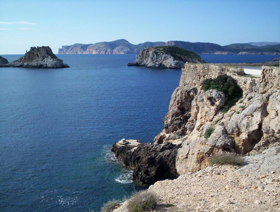 Mare roccia e un tuffo immaginario