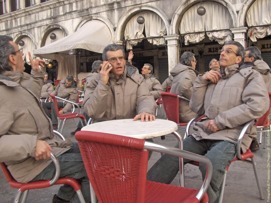 Molta gente, l'altra mattina, al caffè in piazza S. Marco