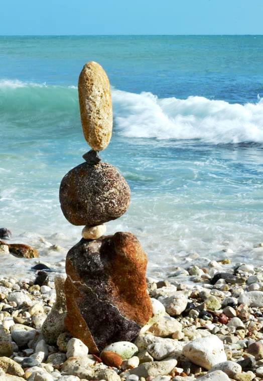 Stone balance (performance n2  in the sea )