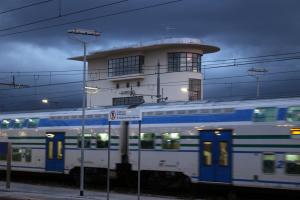 Claudio Pietrini - Stazione con treno all'alba