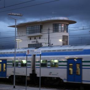 Stazione con treno all'alba