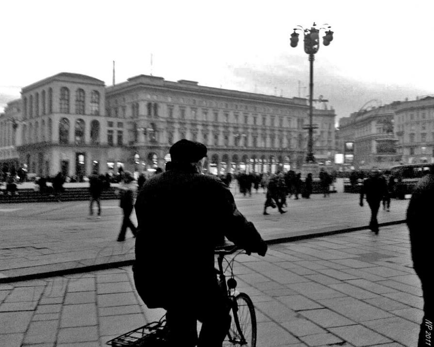 Cyclist - Piazza del Duomo_Milan