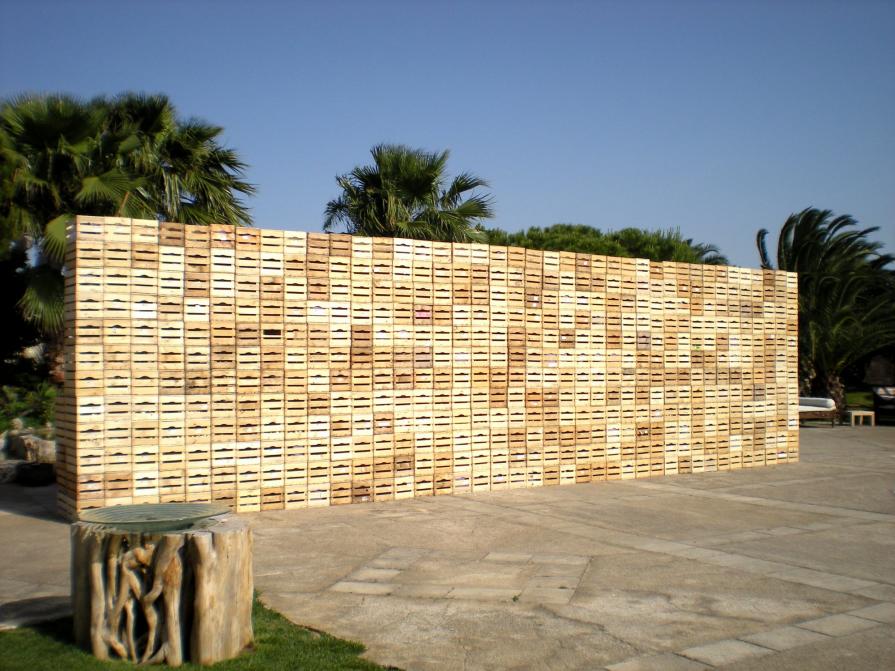 Il muro del pianto (600 cassette di legno per la frutta piene di cipolle sbucciate)