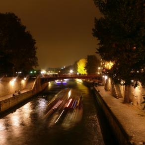 Un bateau mouche passe !