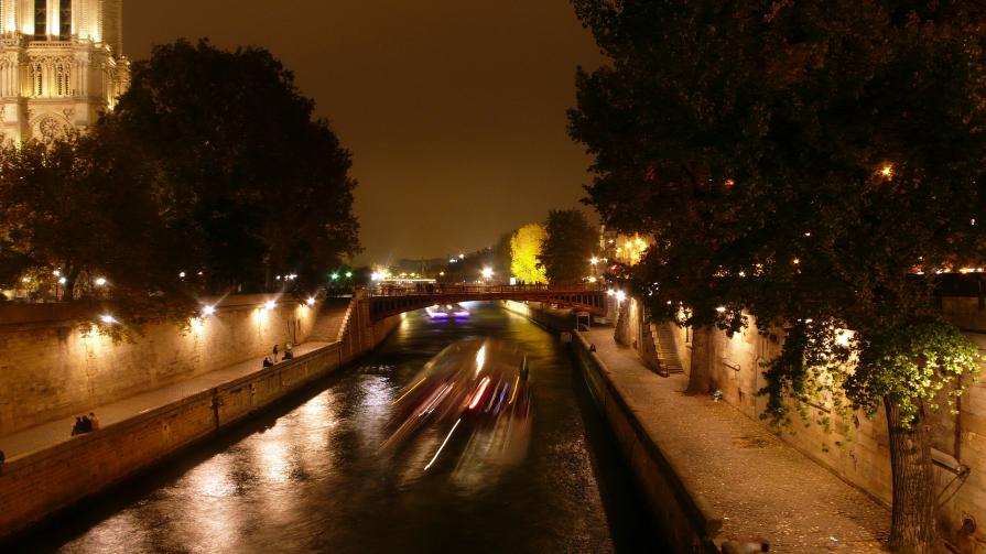 Un bateau mouche passe !