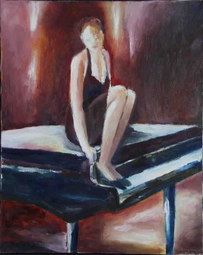 Donna seduta sul pianoforte