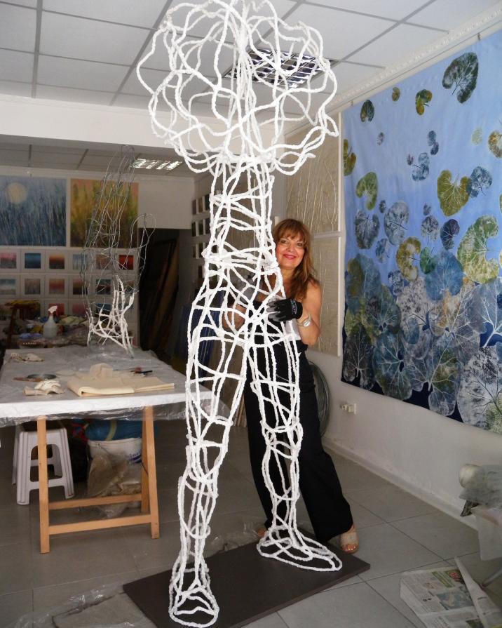 Giugno 2018. In studio con la mia scultura "Uomo albero", anno 1996