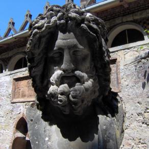 Il mascherone scolpito nel castello del Conte Mattei