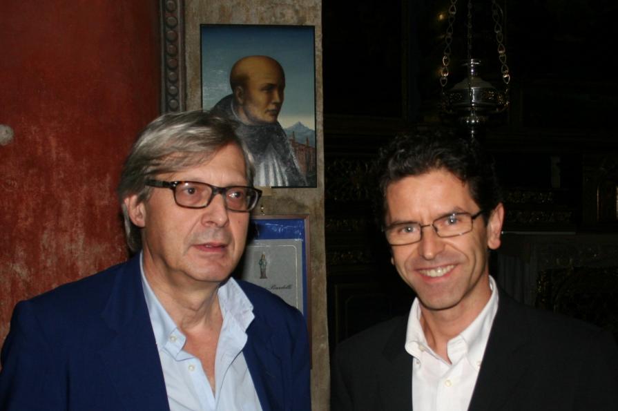 Con Vittorio Sgarbi dal mio ritratto del Beato Stefano Bandelli - Chiesa di San Giovanni - Saluzzo