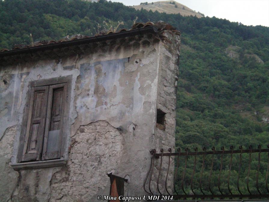 Una casa strettina strettina così