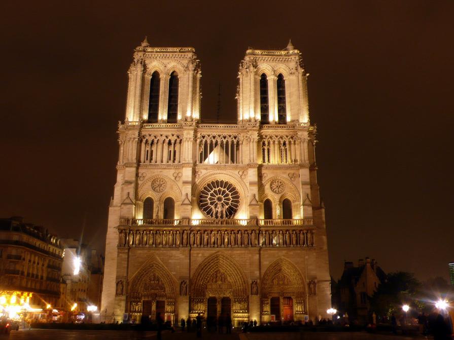 Face à Notre Dame de Paris