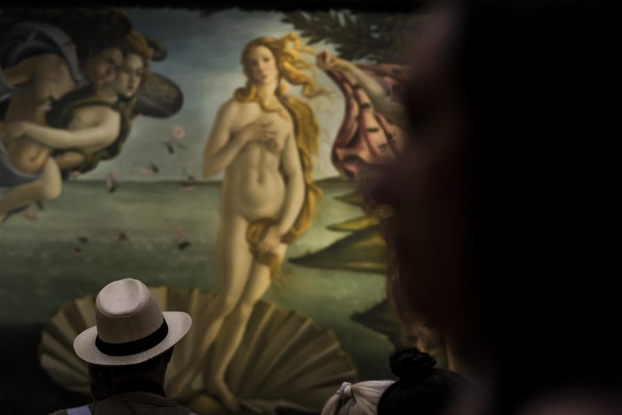 Tourists in Florence - Galleria degli Uffizi