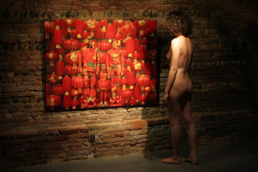 nude visiting an exhibition