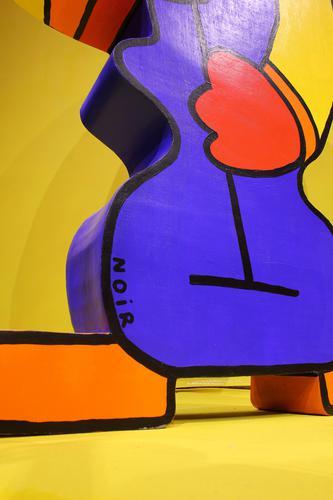 Thierry Noir big-blue-contrabass-sculpture 4